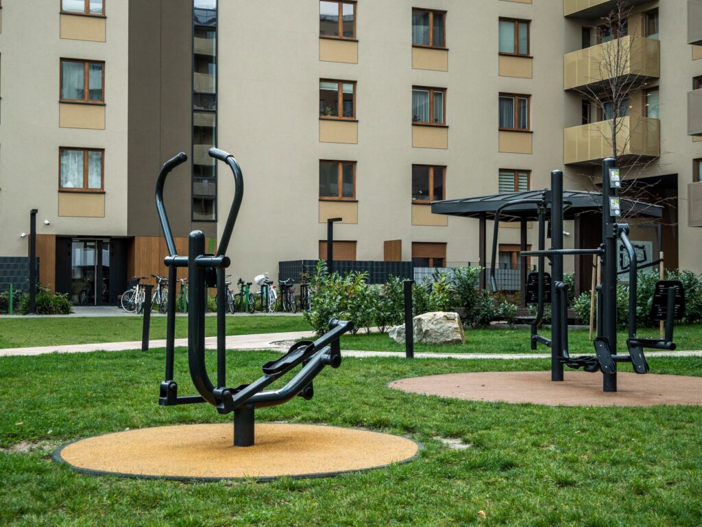 Nowoczesne urządzenia fitness bieżnia ergometr orbitrek