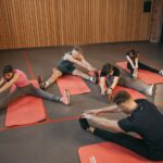 Grupa osób tańcząca na zajęciach fitness tanecznych Drewnica