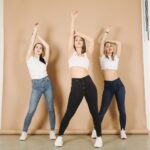 Grupa osób na zajęciach fitness tanecznych Wawer
