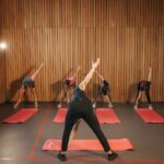 Grupa osób tańcząca zumbę na zajęciach fitness