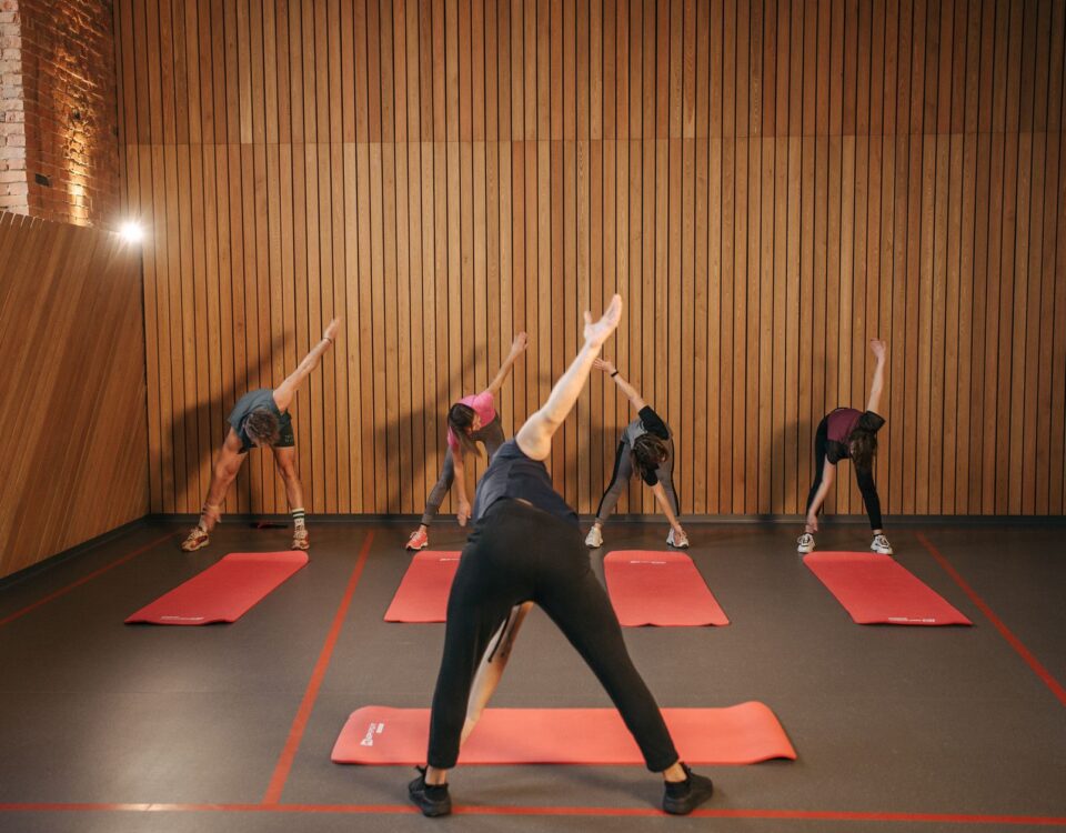 Grupa osób tańcząca zumbę na zajęciach fitness
