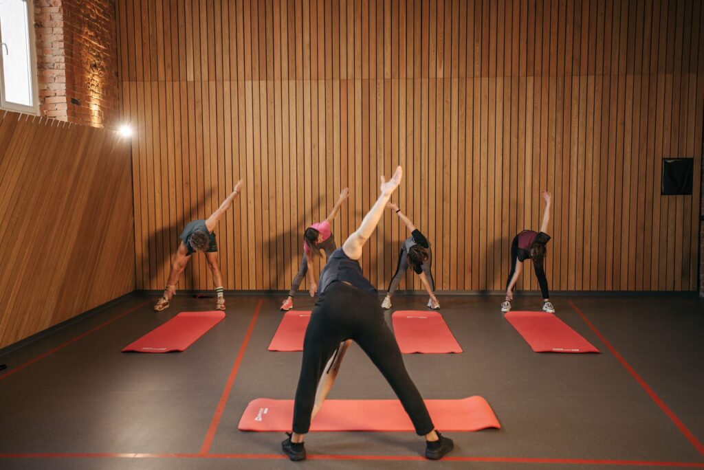 Grupa osób tańcząca na zajęciach fitness tanecznych