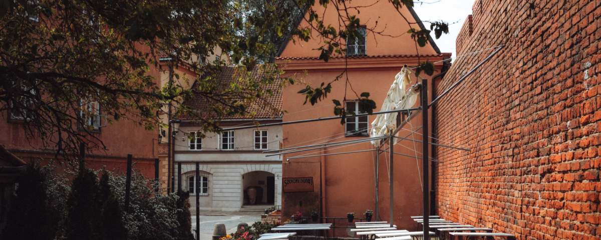 Grupa osób tańcząca na zajęciach fitness tanecznych Warszawa