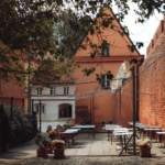 Grupa osób tańcząca na zajęciach fitness tanecznych Warszawa