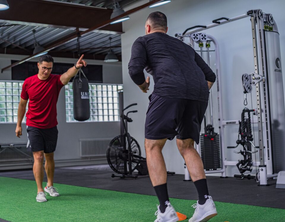 Trener personalny pracuje z klientem na siłowni Praga Południe