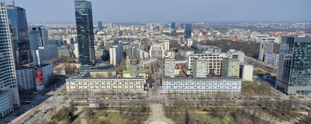 Trener personalny pracuje z klientem na treningu siłowym