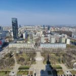 Trener personalny pracuje z klientem na treningu siłowym