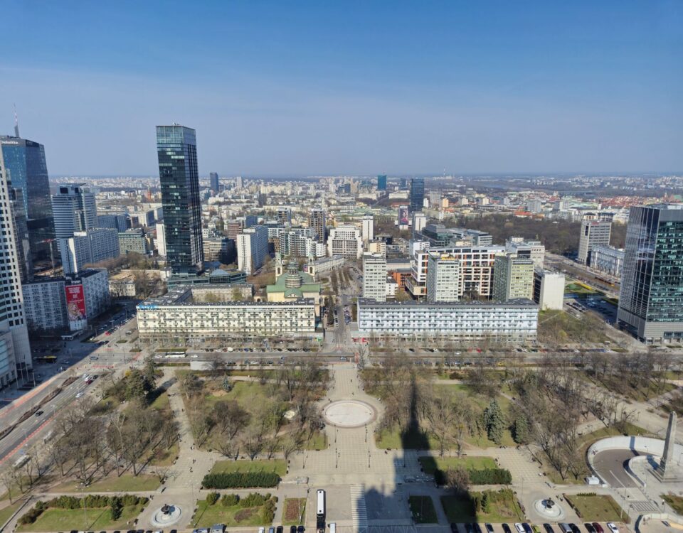 Trener personalny pracuje z klientem na treningu siłowym