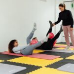 Instruktorka jogi i pilatesu ćwiczy w Zielonka