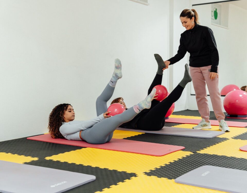 Instruktorka jogi i pilatesu ćwiczy w Zielonka