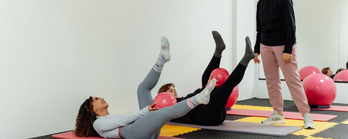 Kobieta ćwiczy jogę i pilates w Rembertowie