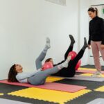 Kobieta ćwiczy jogę i pilates w Rembertowie