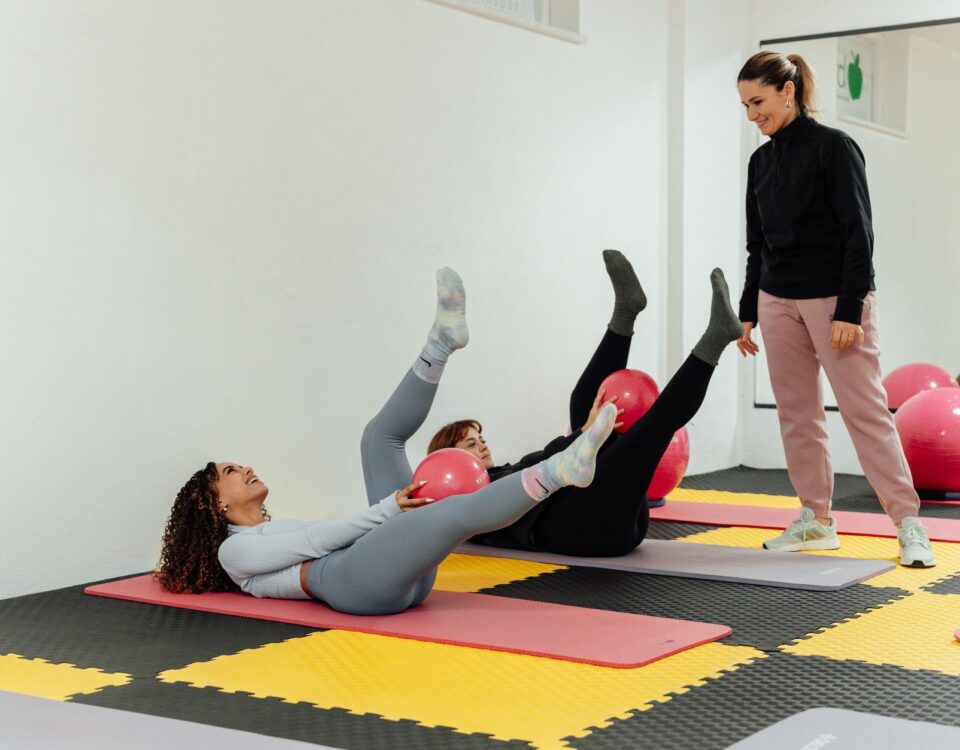 Kobieta ćwiczy jogę i pilates w Rembertowie